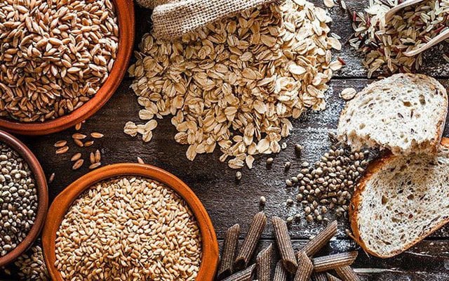 Các loại ngũ cốc nguyên hạt như yến mạch, lúa mì nguyên cám, hạt diêm mạch,...