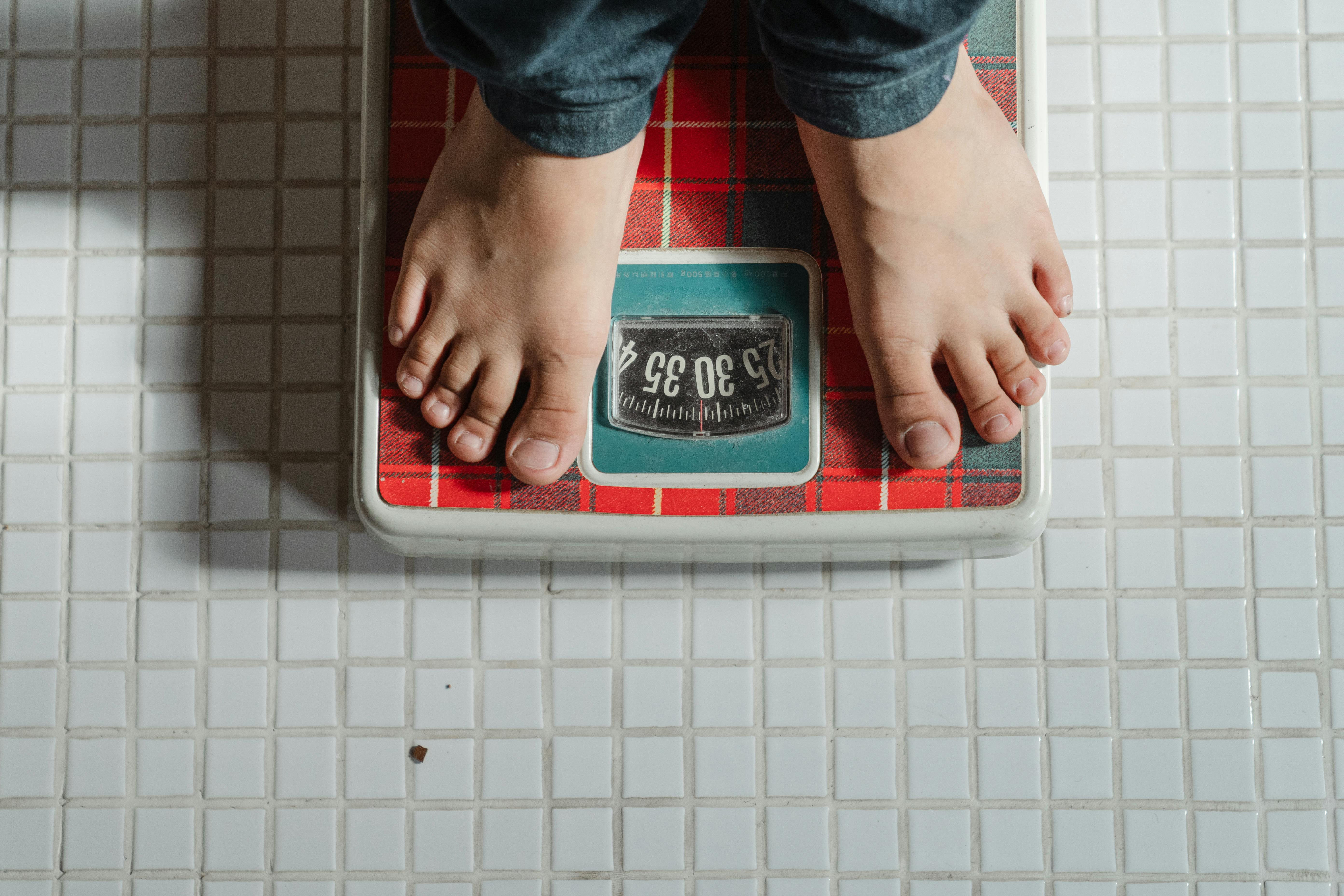 (Hình ảnh người giảm cân đang đo đếm cân nặng)