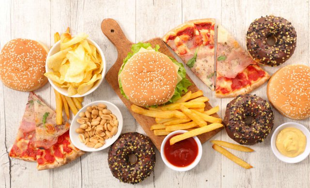 (Các loại thực phẩm chứa nhiều chất béo chuyển hóa như hamburger, khoai tây chiên, pizza, bánh ngọt,...)