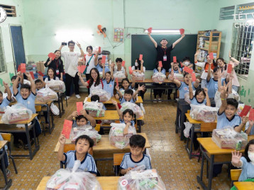 Thiện Nguyện - Fitfood mang Tết về Lớp học tình thương Long Bửu