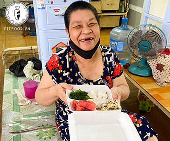THÁNG 6 - Gửi 150 phần ăn đến các "ngoại" và sư cô tại Chùa Lâm Quang, Quận 8